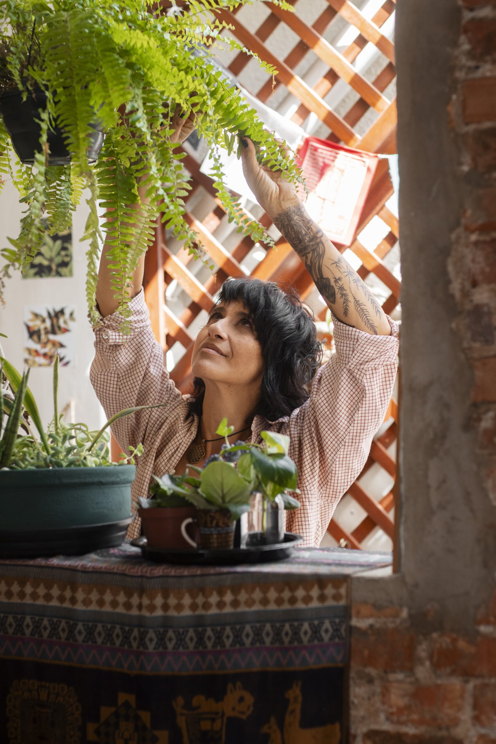 mujer siguiendo consejos para tener una casa con suficiente naturaleza
