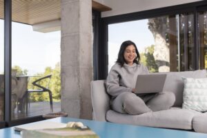 mujer-en departamento