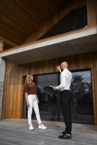 Detalles del adjunto mujer-independiente-financiera-comprando-casa-nueva-muy moderna