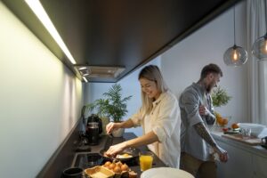 pareja en cocina con iluminación fria