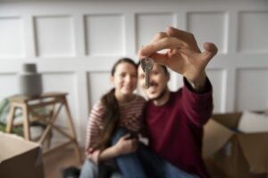 pareja-joven-mudandose-una-nueva-casa.