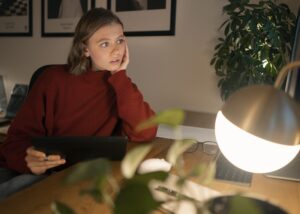 persona-en-hogar-bien-iluminadopersona-en-hogar-bien-iluminado