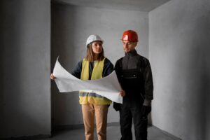 personas-trabajando-juntas en su propio proyecto constructivo a su gusto y presupuesto