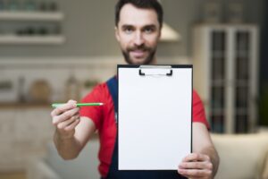 vista-frontal-del-repartidor-mostrando-el-bloc-de-notas-para-firmar-el-pedido con requisitos para tener una casa